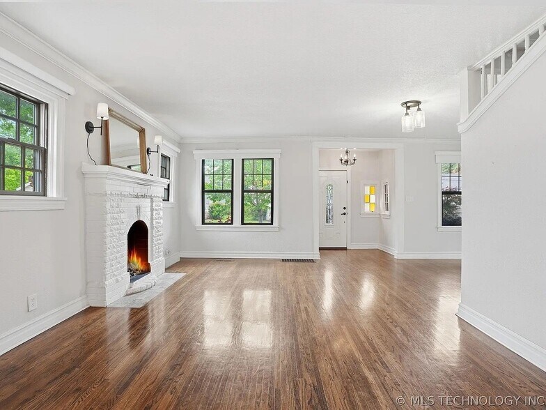 Building Photo - 1623 S Victor Ave