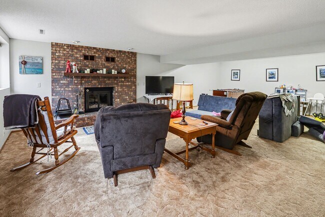 Building Photo - For Rent – 4 Bedroom Home in Sunset Hills, Pella