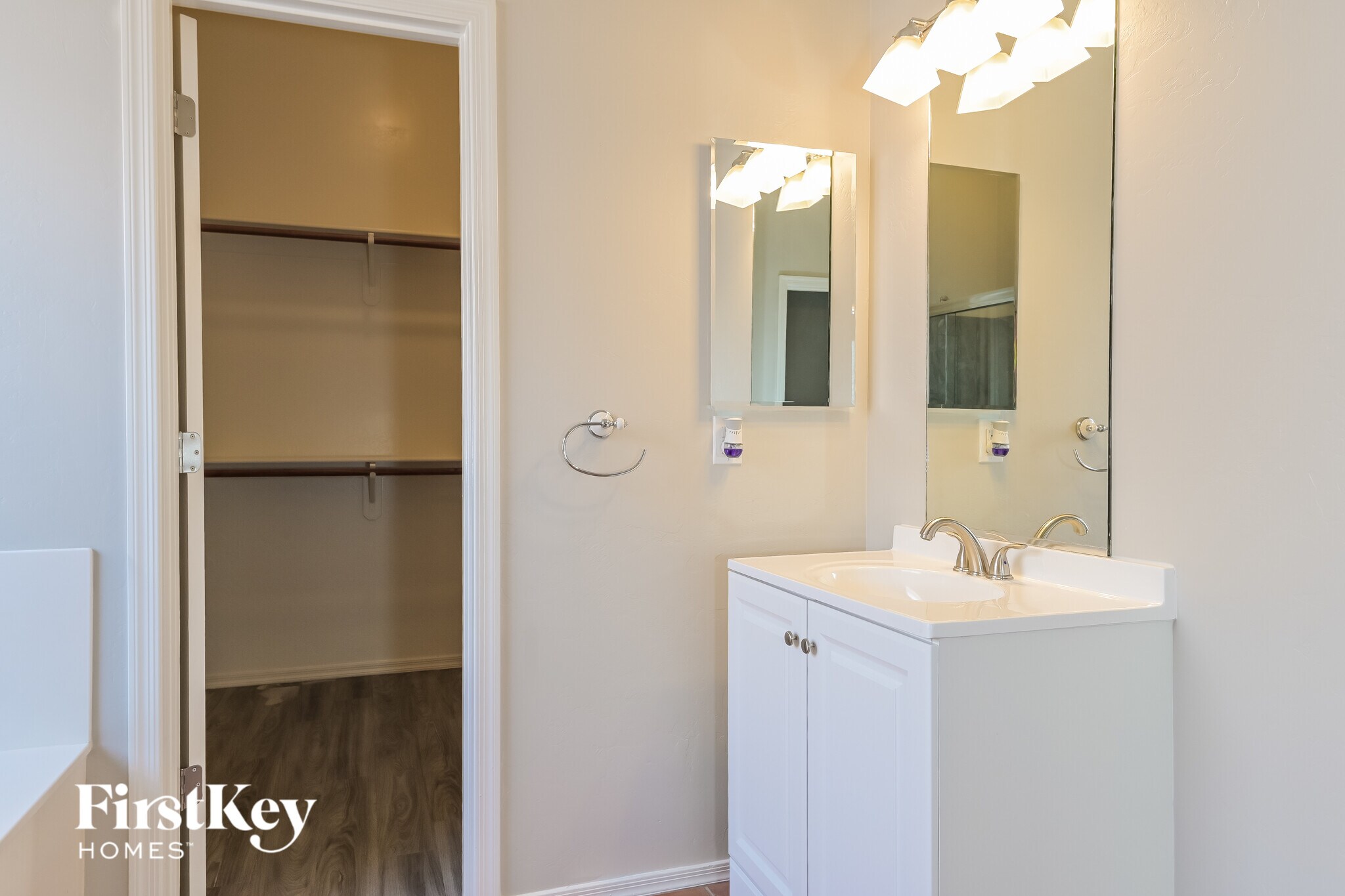 Building Photo - 8551 N Rolling River Dr