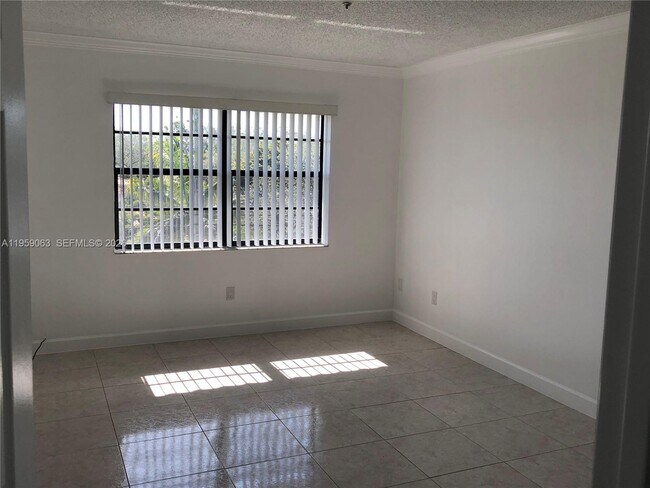 Building Photo - 9301 SW 92nd Ave