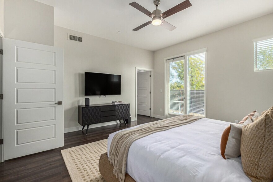Building Photo - 6249 E Pinnacle Vista Dr