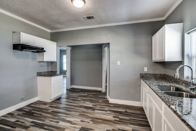 Building Photo - Single-Family Home Available!