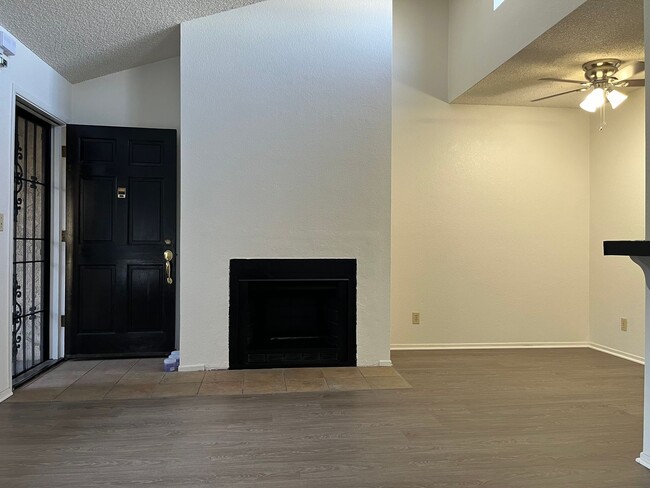 Building Photo - ***Move in special $1000 off 1st month's rent***Cozy 2nd story apartment in the heart of City Hei...