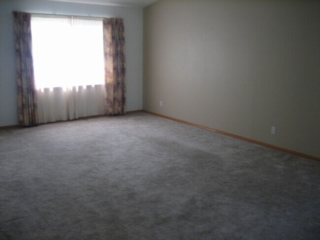 Building Photo - Broadmoore Estates!