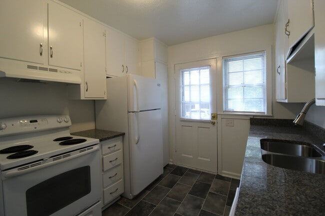 Building Photo - 2 Bedroom 1 Bath Duplex In The Waldo Area