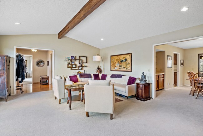 Building Photo - Breathtaking views of Hood Mountain and Su...