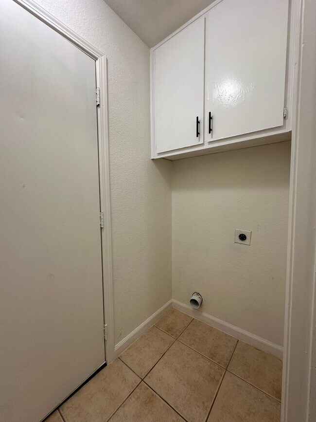 Building Photo - Move In Ready 3 Bedroom!