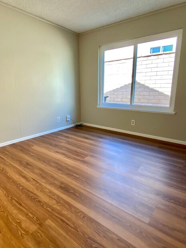 Building Photo - Amazing 4-bedroom home with a view, Availa...