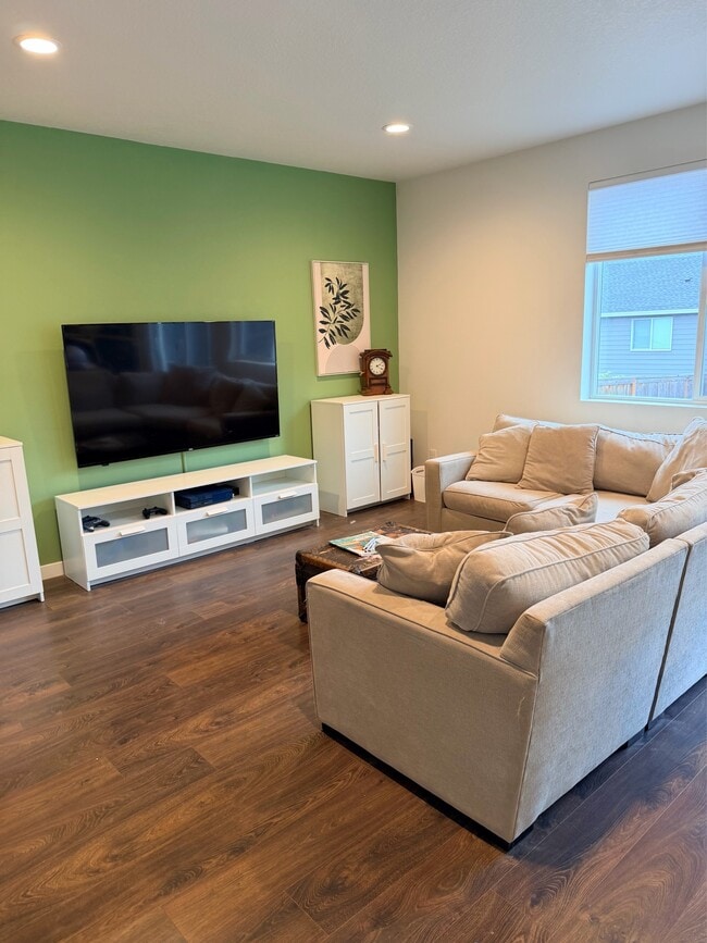 Building Photo - 995 NE Wildwood Dr