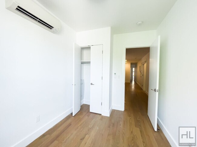 Building Photo - DEKALB AVENUE / Spacious 4-Bed 2-Bath / Gr...
