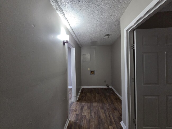Building Photo - 4047 Chelsea Ave