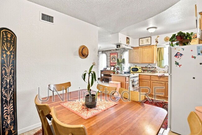 Building Photo - 1811 N Meadow Lark Dr