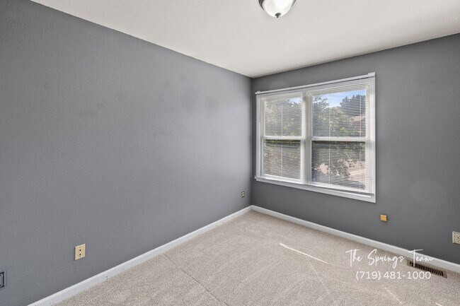 Building Photo - SPECTACULARLY HUGE 6BD HOME with PANORAMIC MOUNTAIN VIEWS - Security Deposit Waiver Available