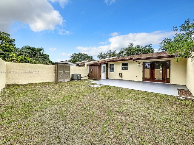 Building Photo - 13804 Kendale Lakes Dr
