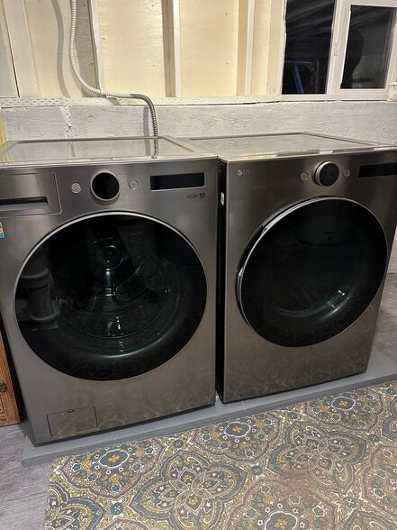 Building Photo - 729 NE Shaver St