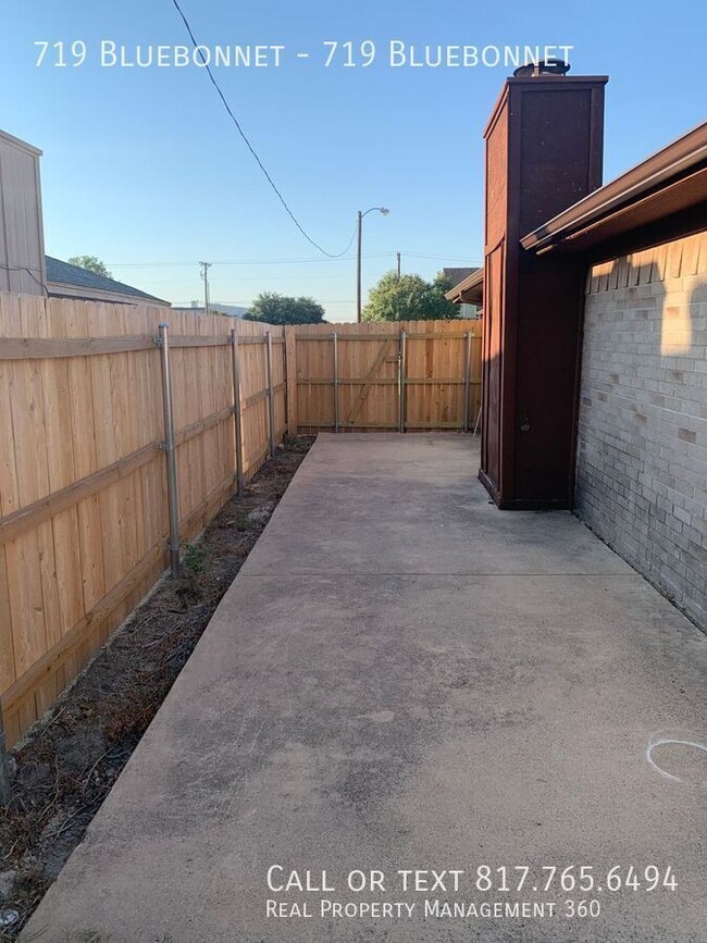 Building Photo - Freshly painted duplex in Keller ISD.