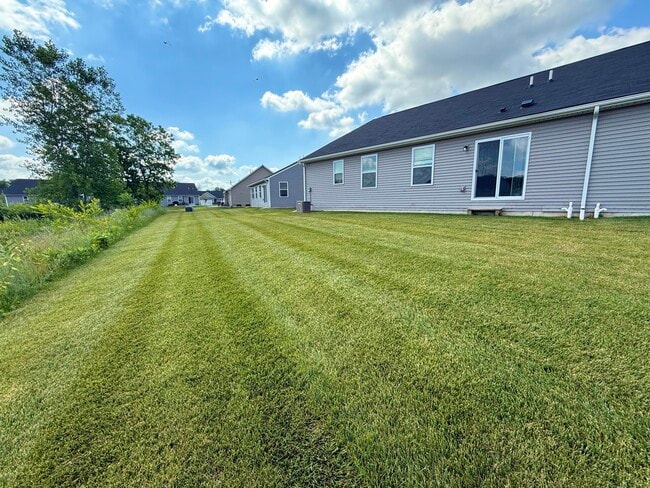 Building Photo - 10284 Swan Lake Cir