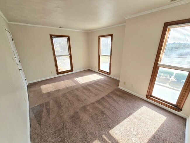 Building Photo - 2-STORY CONDO IN HEART OF PORTSMOUTH! 2 BED/2 BATH!