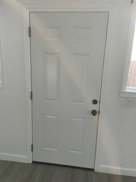 Building Photo - 265 E 69th Way