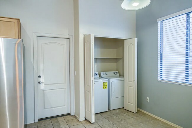 Building Photo - 7561 E Truces Pl