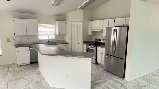 Building Photo - Come see this beautiful 3 bedroom, 2 bath, 2 car garage home for rent near Citrus Park Mall!