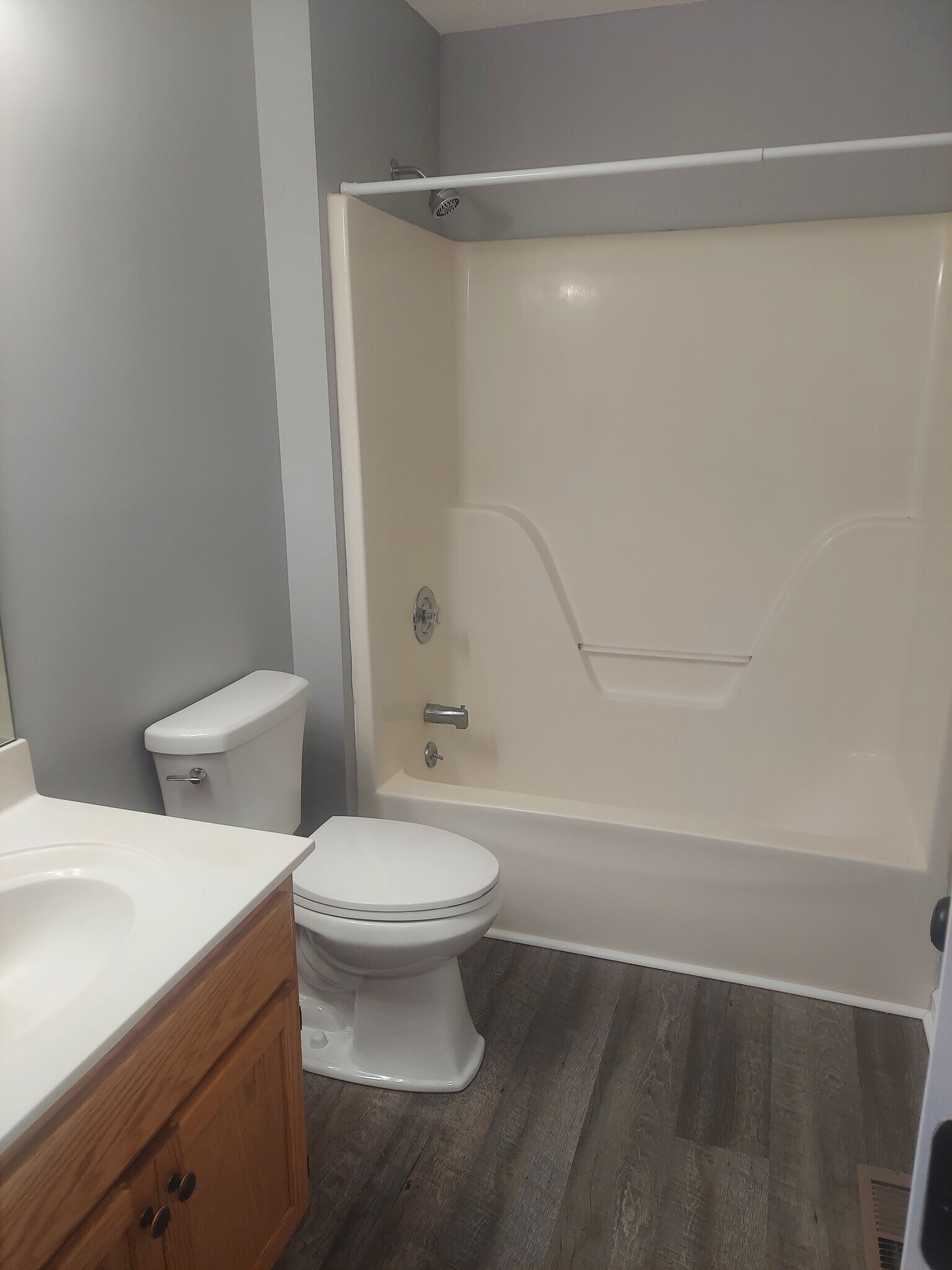 Full Bathroom - 110 Eveningside Dr