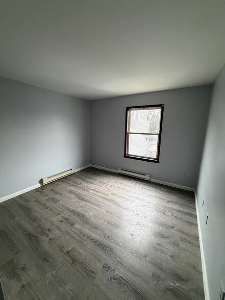 Building Photo - 352 S 6th St
