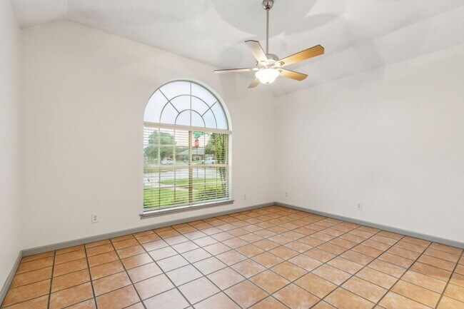 Building Photo - Amazing home - minutes from Grapevine Main...