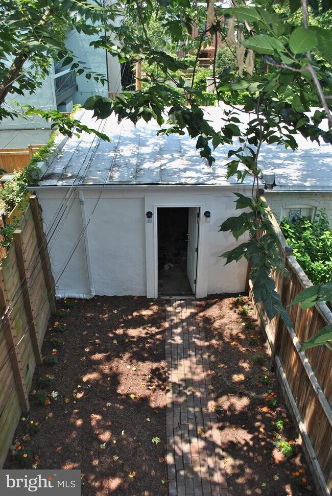 Building Photo - 127 10th St SE