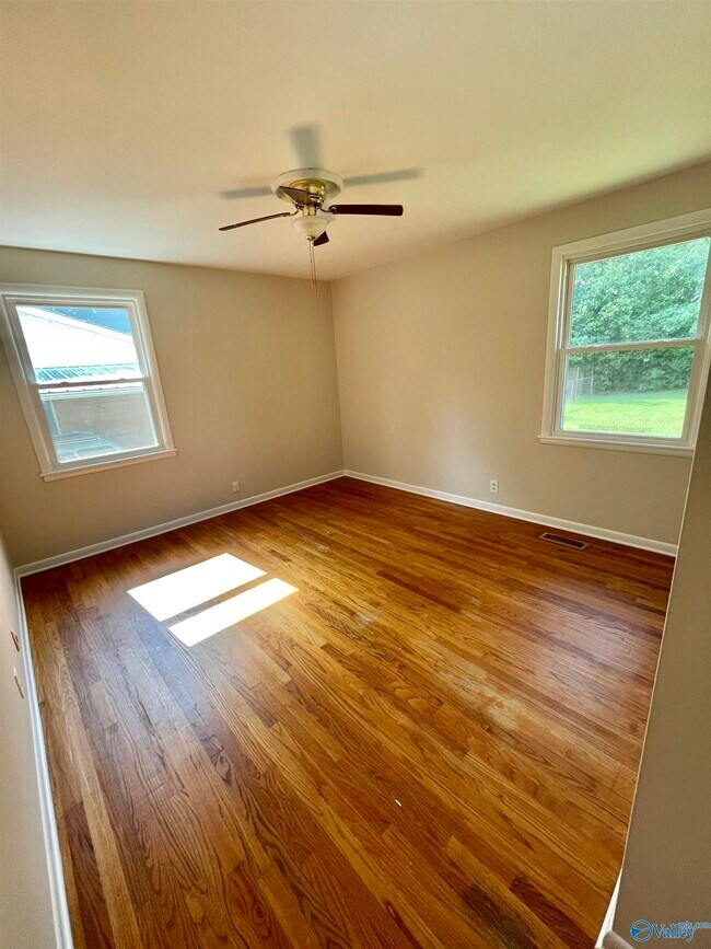 Building Photo - 304 Meadowbrook Dr SE