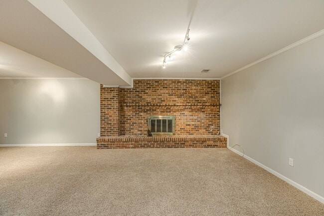 Building Photo - 3303 Spring Lake Ct