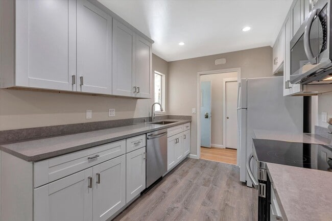 Building Photo - Beautifully Remodeled 4 Bedroom (+ bonus room and closet) 2 Bathroom Mountain View Home!