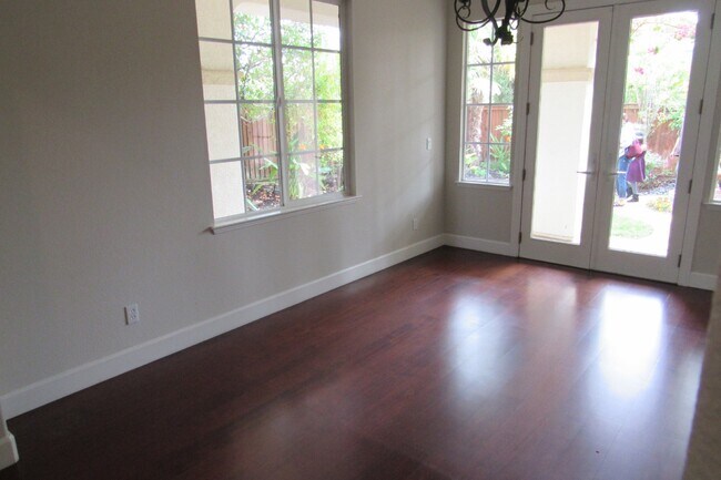 Building Photo - Gorgeous 5 Bed/4.5 Bath with Office in Perfect San Ramon Location