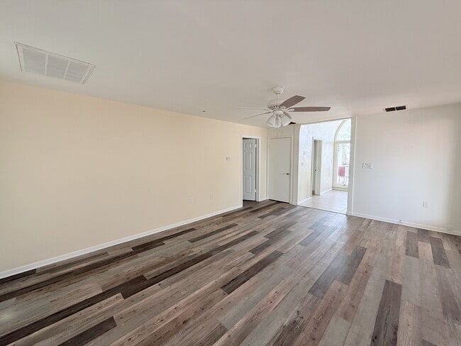 Building Photo - 735 Dodecanese Blvd