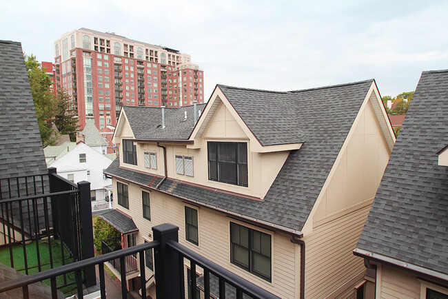 Building Photo - 109 Forest St