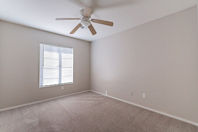Building Photo - large 3 bedroom home for rent