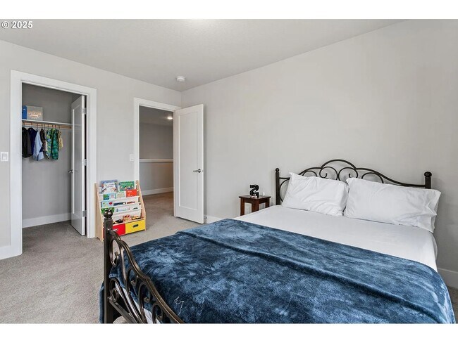 Building Photo - 4093 SE Reed Dr