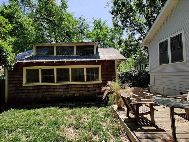 Building Photo - 512 Academy Dr