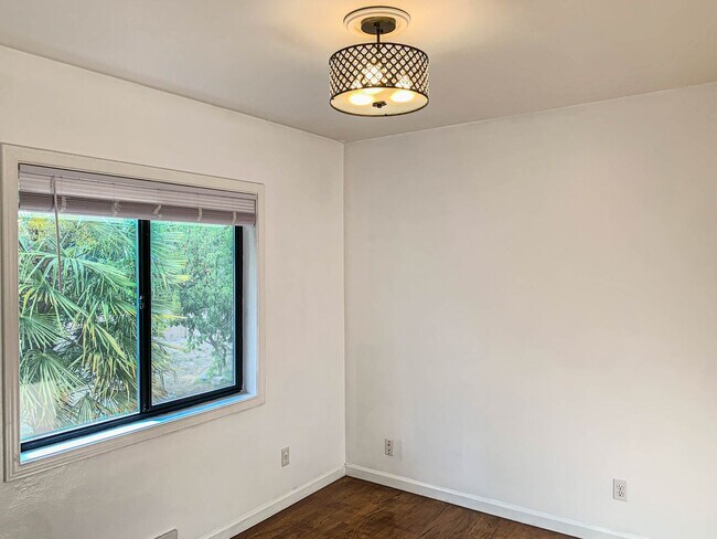 Building Photo - Spacious 4 bedroom house on a quiet North Ballard/Crown Hill  location
