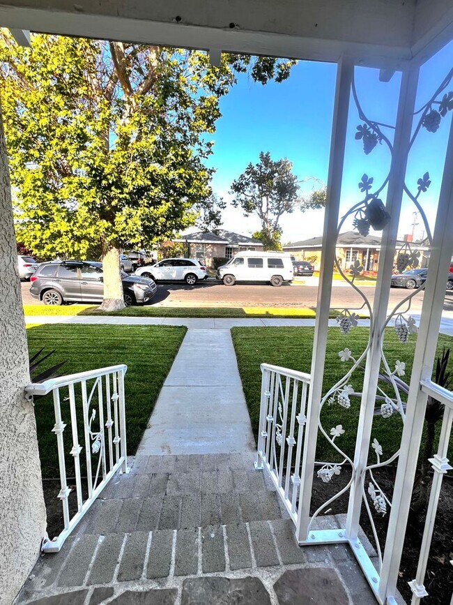 Building Photo - Single Family. 3-bed Home - Desireable Neighborhood!