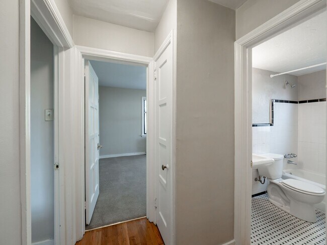 Building Photo - 131 Edgewood Ave