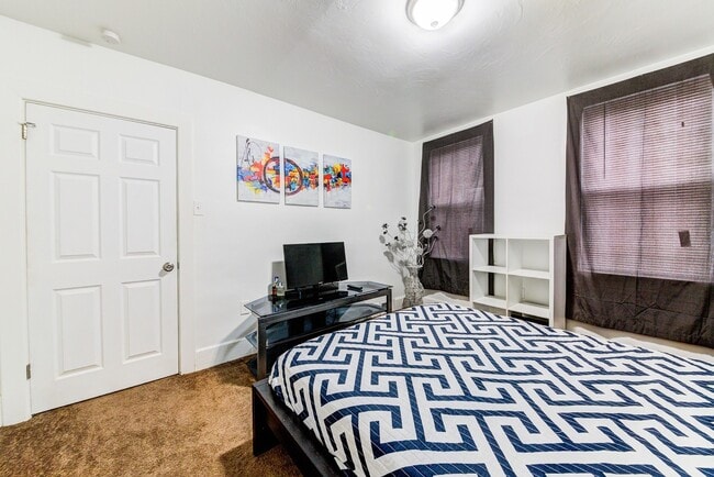 Building Photo - Available August  2026 - Beautiful 2.5 Bedroom, 1 Bath Home in Mt. Washington Area!