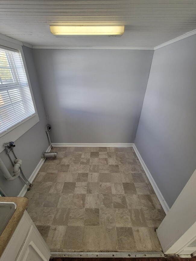 Building Photo - 2 Bedroom/1Bath Home Located  in Burlingto...