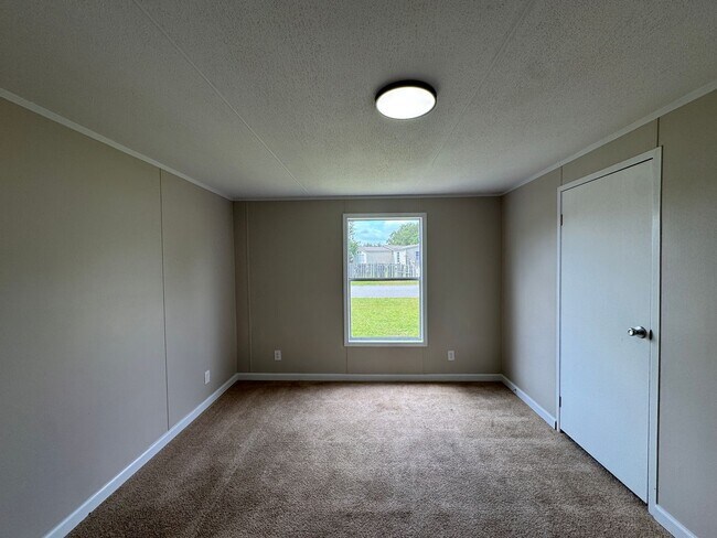 Building Photo - Beautifully Updated 3 Bed 2 Bath Home with...