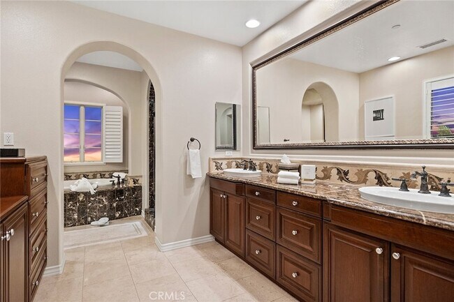 Building Photo - 33 Tall Hedge