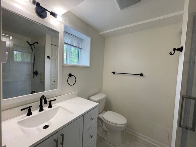 Building Photo - Newly Renovated Split Level Home