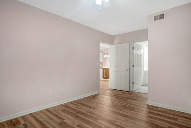 Building Photo - Lovely First Floor Condo at Plantation Point