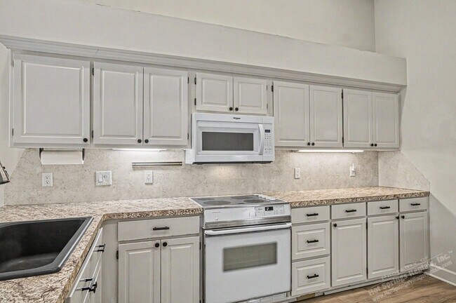 Building Photo - Lake Balboa Area| Home| Unfurnished