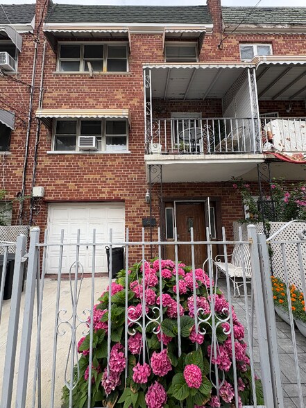 Primary Photo - 726 Soundview Ave