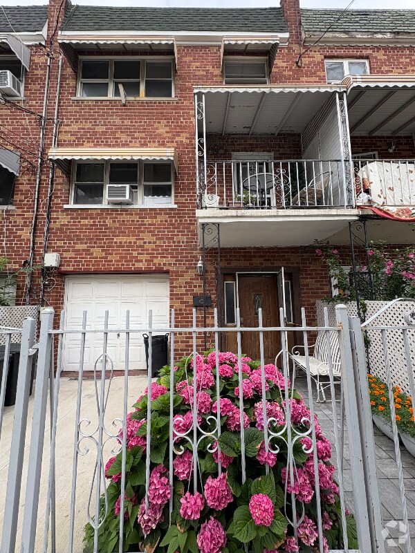 Building Photo - 726 Soundview Ave